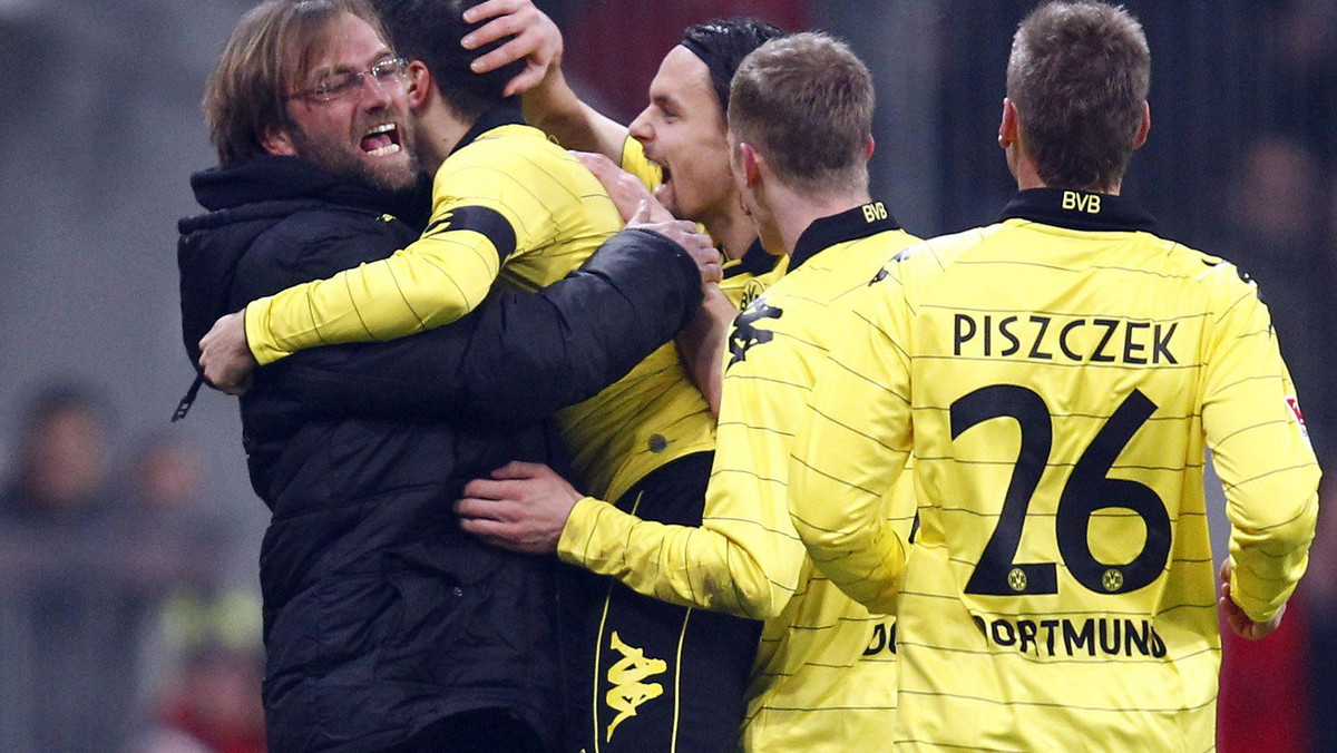 Bayern Monachium przegrał z Borussią Dortmund 1:3 (1:2) w hicie 24. kolejki piłkarskiej Bundesligi. Porażka Bayernu oznacza, że Bawarczycy mają już 16 punktów straty do liderującej Borussii i powoli mogą żegnać się z marzeniami o obronie mistrzowskiego tytułu. W spotkaniu wystąpiło trzech reprezentantów Polski: Jakub Błaszczykowski, Robert Lewandowski i Łukasz Piszczek.