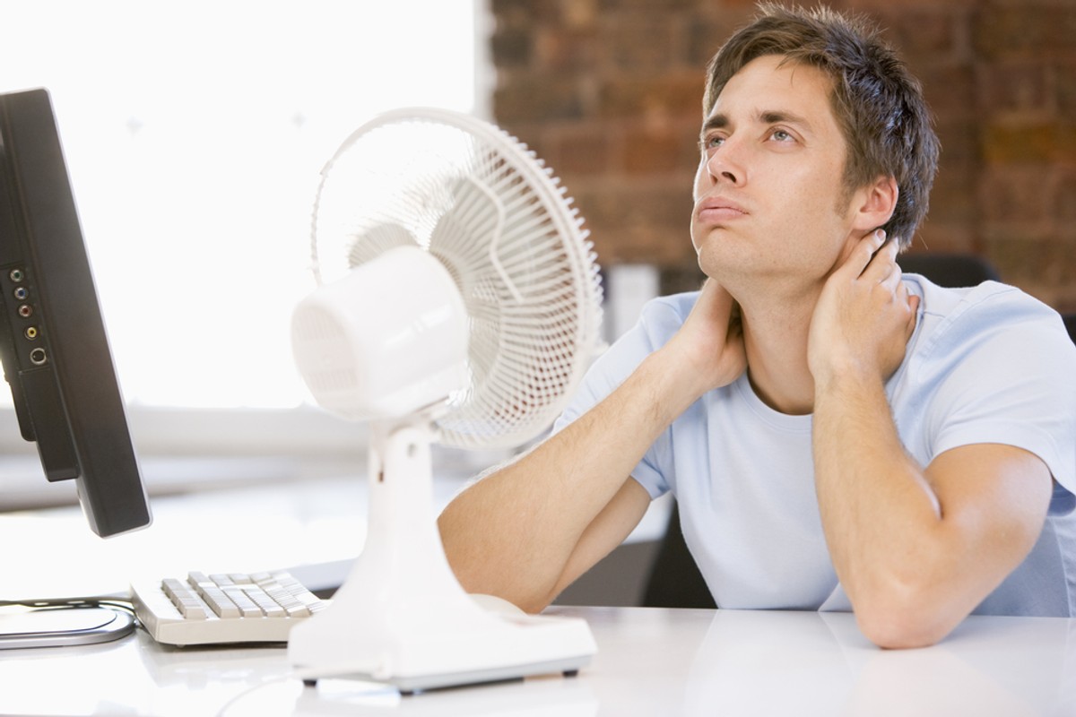Jeśli temperatura w biurze osiągnie 28 stopni C (a 25 stopni, kiedy pracujesz na otwartej przestrzeni), pracodawca ma obowiązek zapewnić ci napoje chłodzące. fot. shutterstock.com