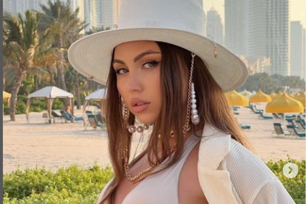 "Čuvanje kućnih ljubimaca je moj hobi": Influenserka prošetala skupocen automobil na POVOCU ZA PSE i ceo Internet je ZANEMEO