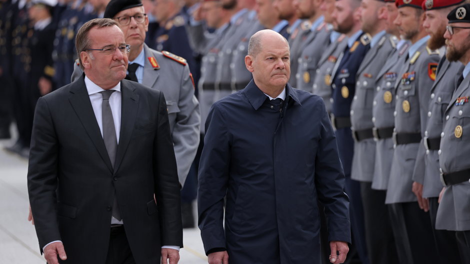 Kanclerz Niemiec Olaf Scholz (po prawej) i niemiecki minister obrony Boris Pistorius