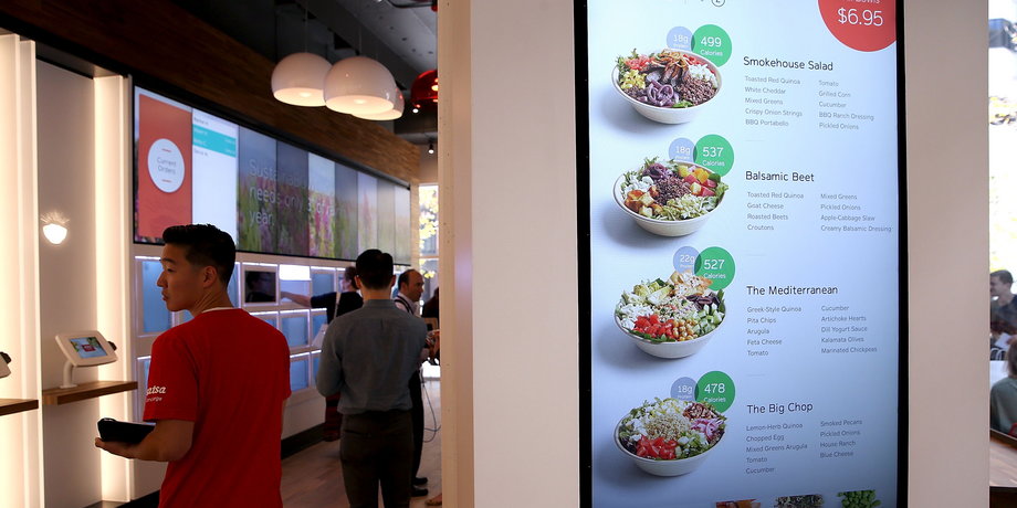 Ekrany z menu w restauracji eatsa, w pełni zautomatyzowanej amerykańskiej sieci lokali typu fast food, San Francisco, Kalifornia, 31 sierpnia 2015 r.