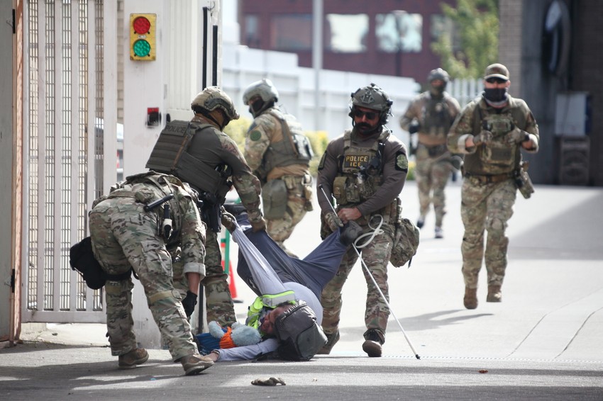 Federalni agenti hapse čoveka tokom protesta ispred objekta ICE u Portlandu, Oregon, 18. oktobra