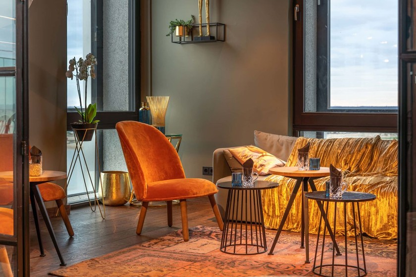 Tout en haut: un ravissant bar avec terrasse sur le toit.