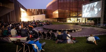 Oglądaj filmy pod chmurką