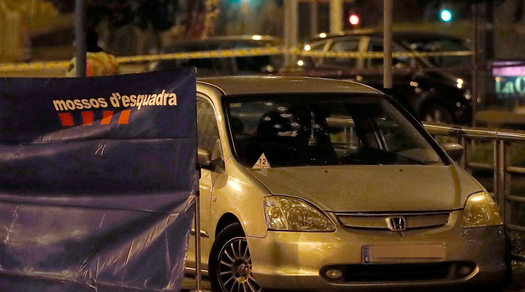 Golyó lyuggatta autó a barcelonai Meridiana sugárúton / fotó: MTI