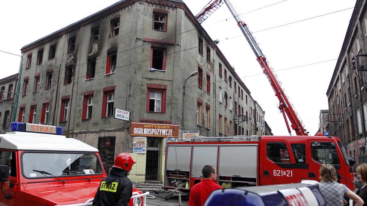 Pięć osób zginęło, a siedem kolejnych, w tym półtoraroczne dziecko, zostało rannych - to tragiczny bilans pożaru starej kamienicy w Świętochłowicach. Prezydent ogłosił w mieście żałobę. Ewakuowanym z budynku mieszkańcom lokalne władze organizują lokale zastępcze.