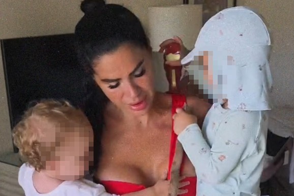 ŽENA LJUBE PERUĆICE U CRVENOM BIKINIJU DRŽI ĆERKI I SINA U NARUČJU Poručuju joj da je super mama i da je prava bomba: Pokazala brutalno telo