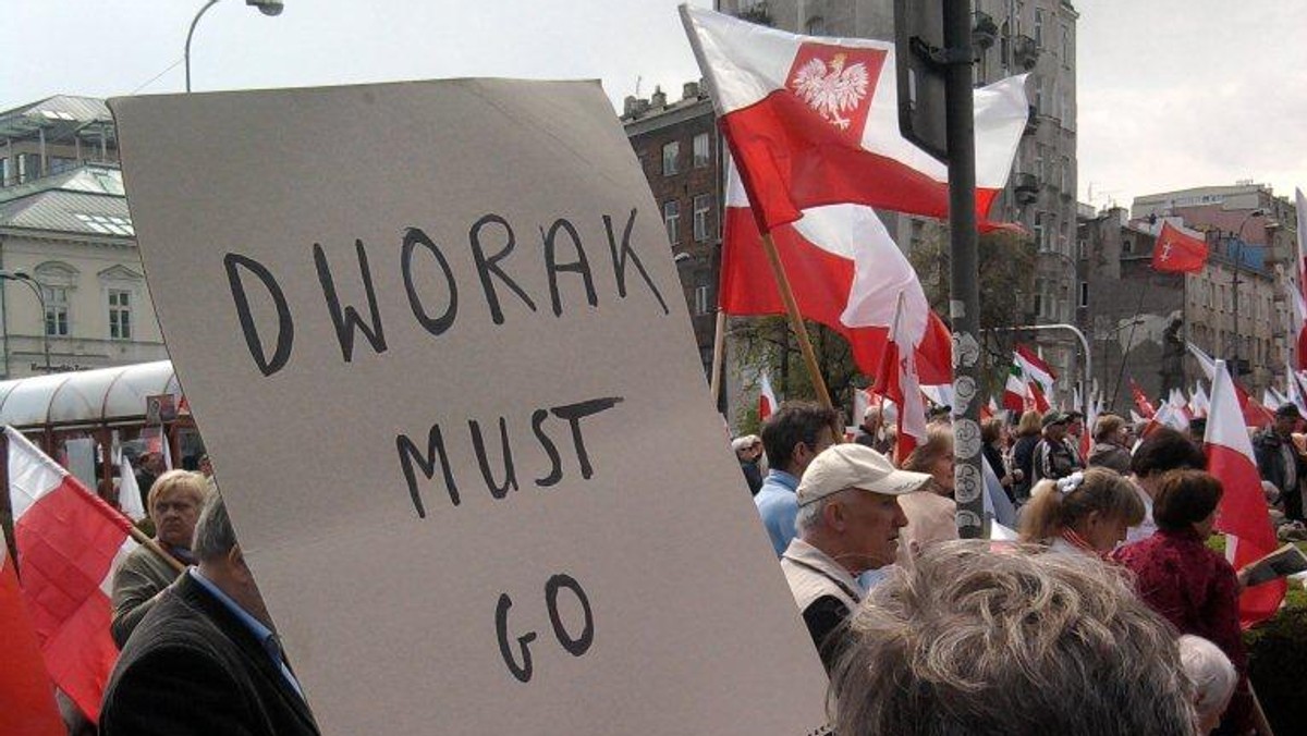 Najbardziej atakowaną przez obrońców TV Trwam osobą jest Jan Dworak, szef KRRiT. "Pierwsza taczka dla Dworaczka" - to jedno z haseł demonstrantów. - Nie jest to dobry rym, można wymyślić coś lepszego - komentuje dla Onetu Dworak.