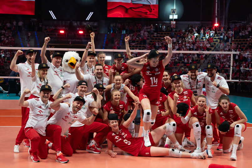 Siatkarki reprezentacji Polski cieszą się ze zwycięstwa i awansu na igrzyska olimpijskie po meczu olimpijskiego turnieju kwalifikacyjnego z Włochami