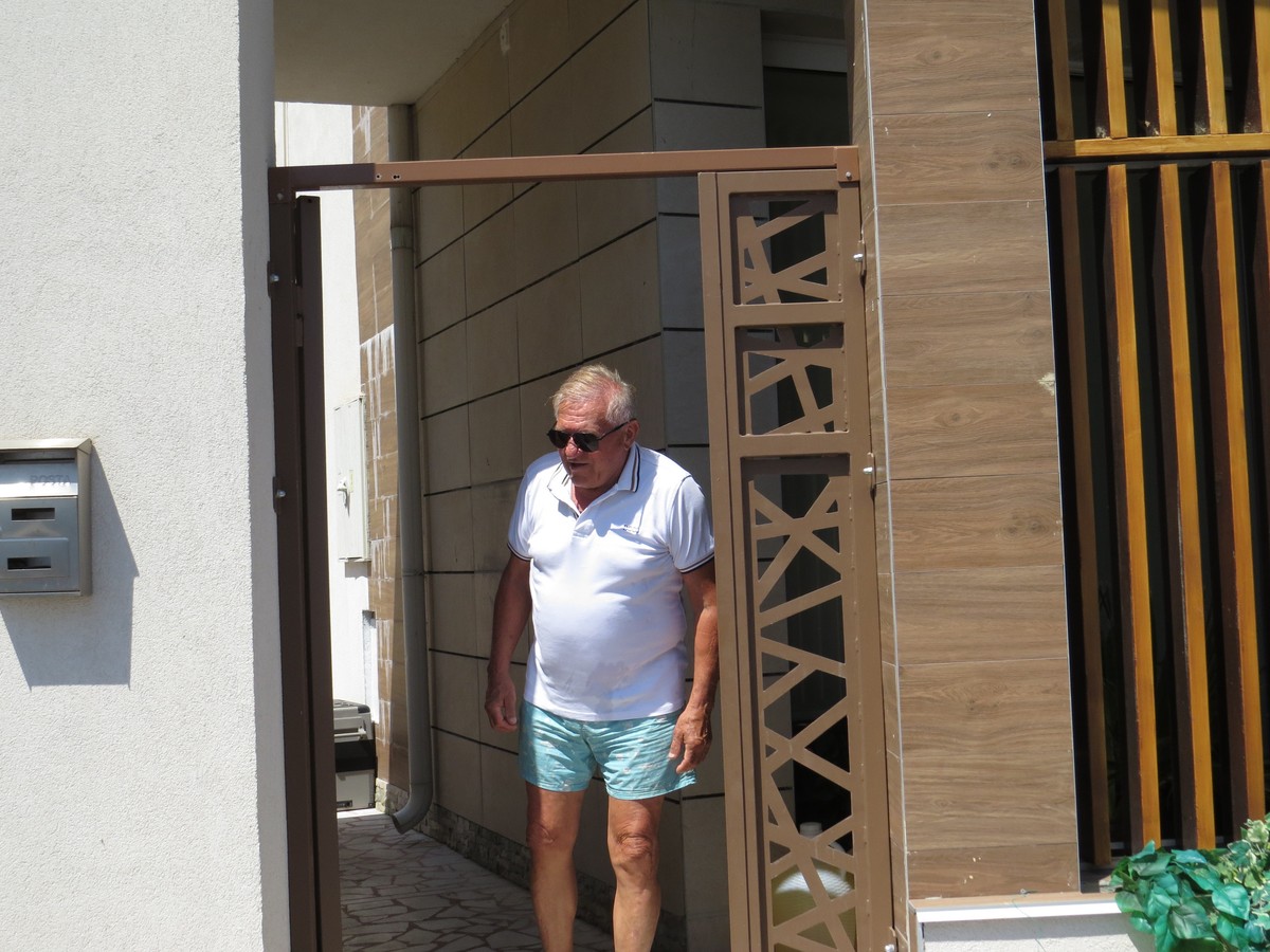 "NIKAD MI SE NISU OBRADOVALI" Naš pevač danas samo u nekretninama poseduje milione, a zbog ove odluke roditelji ga nisu podržali: "Bio sam hendikepiran"