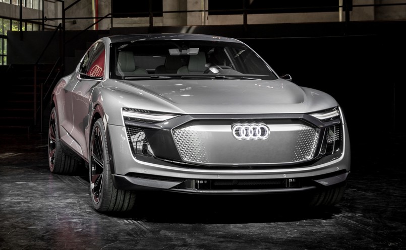 Przód audi e-tron sportback otwiera dobrze znany ośmiokąt osłony chłodnicy Singleframe z szerokim, otwartym, poziomym wycięciem. Dzięki znacznie niższemu zapotrzebowaniu silnika elektrycznego na powietrze, duży otwór jest tu zbędny