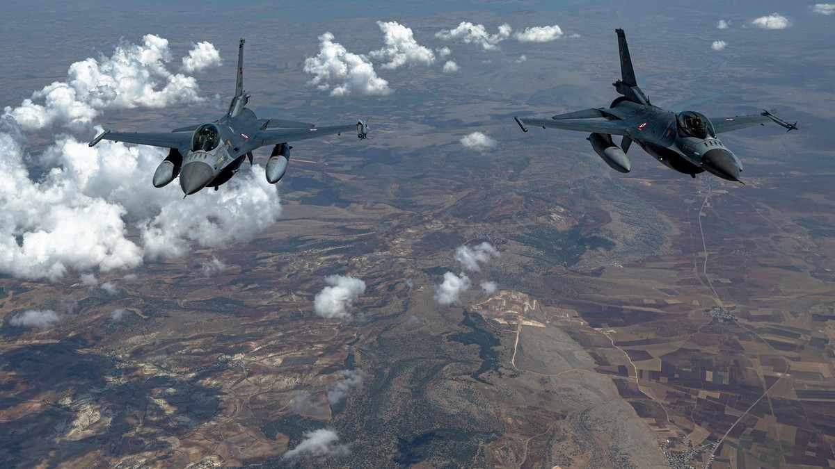 Avioni F-16 i F-4E iznad baze u Indžirliku, Adana, Turska, 28. maja 2025.