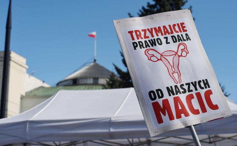 Demonstracja 'Ani kroku dalej - Ratujmy Kobiety' przeciwko projektowi ustawy 'Stop Aborcji'
