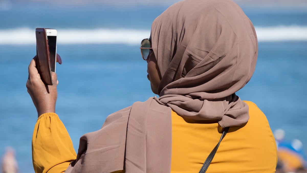 Organizacja World Hijab Day apeluje do kobiet z całego świata, aby w czasie największego święta islamu, ramadanu, nosiły hidżaby. Ma to być znak solidarności i wsparcia okazanego muzułmankom, które często padają ofiarą psychicznych i fizycznych ataków w świecie zachodnim. Na reakcję kobiet nie trzeba było długo czekać.