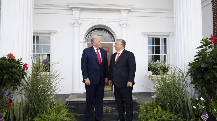 Orbán Viktor miniszterelnök (j) és Donald Trump (b) találkozója a korábbi amerikai elnök New Jersey állambeli bedminsteri birtokán 2022. augusztus 2-án /Fotó: MTI/Miniszterelnöki Sajtóiroda/Benko Vivien Cher