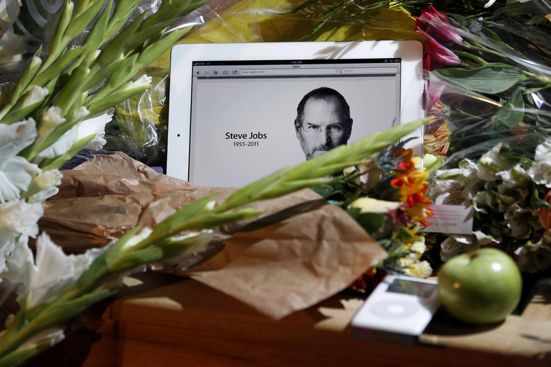 iPad ze zdjęciem Steve'a Jobsa wśród kwiatów, przed siedzibą Apple'a w Cupertino, fot. Tony Avelar/Bloomberg