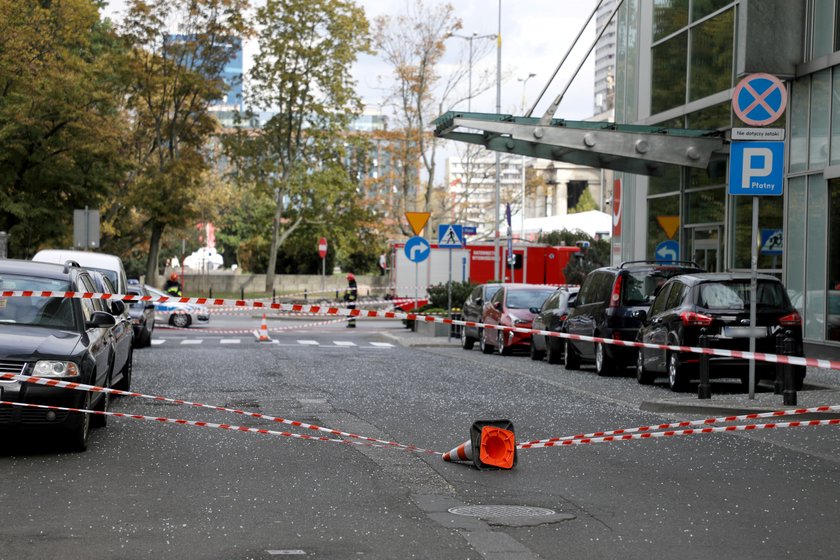 Szyba spadła z wieżowca na ulicę. Niebezpieczne sceny w Warszawie