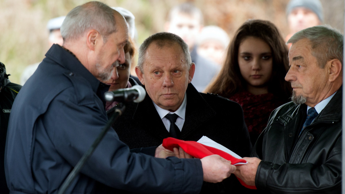 Źródłem siły państwa jest naród oraz własne wojsko, przemysł i broń – podkreślił minister obrony narodowej Antoni Macierewicz, który w sobotę w Sieradzu wziął udział w pogrzebie szczątków Teofila Jurka - żołnierza poległego w czasie kampanii wrześniowej 1939 r.