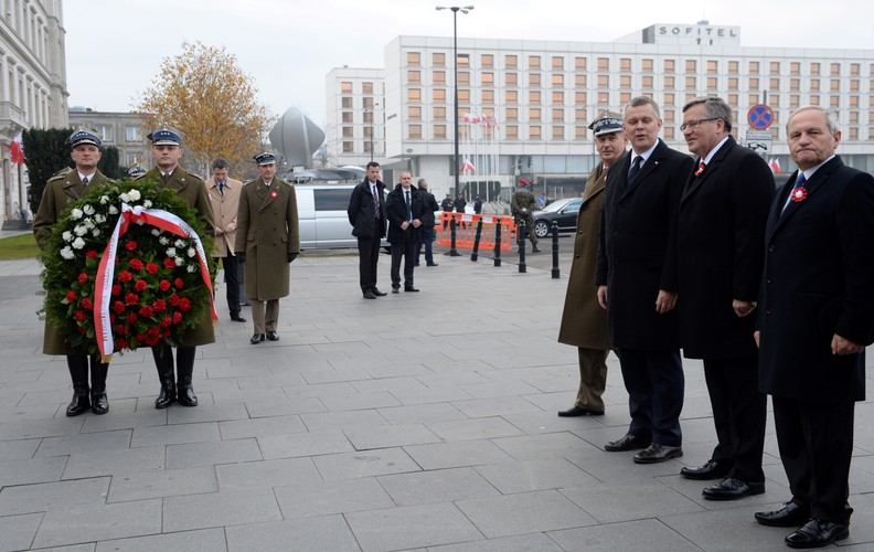 Obchody Święta Niepodległości z udziałem prezydenta Bronisława Komorowskiego. Od prawej: szef BBN Stanisław Koziej, prezydent RP Bronisław Komorowski, minister obrony narodowej Tomasz Siemoniak i szef Sztabu Generalnego WP generał Mieczysław Gocuł, wieniec przed pomnikiem Józefa Piłsudskiego na Placu Piłsudskiego w Warszawie