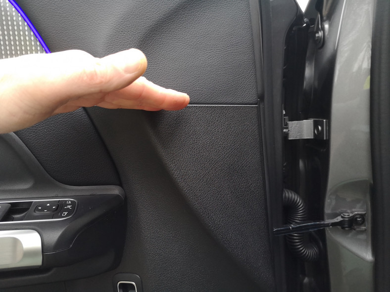 Mercedes GLB 200d: mniej więcej na tej wysokości panelu drzwi przebiega granica pomiędzy klasą premium i nie-premium