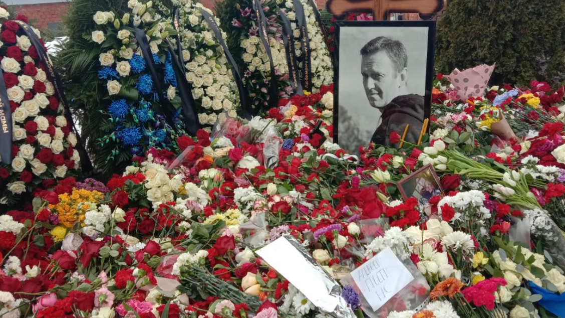 Navalnij édesanyja már kora reggel kiment fia sírjához - nem volt egyedül