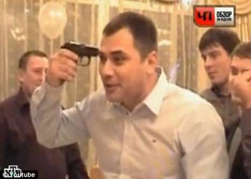 Rosjanie powariowali! Na weselu w Astrachaniu zabawiali się w rosyjską ruletkę!