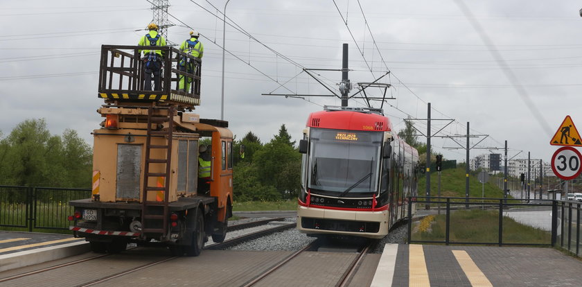 Tramwaje kursują już na al. Pawła Adamowicza! Pojazdy wracają też na torowisko na Stogach