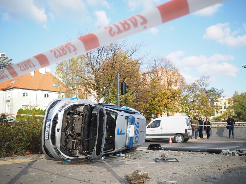 Radiowóz na boku na Żeromskiego w Łodzi. Ranni policjanci