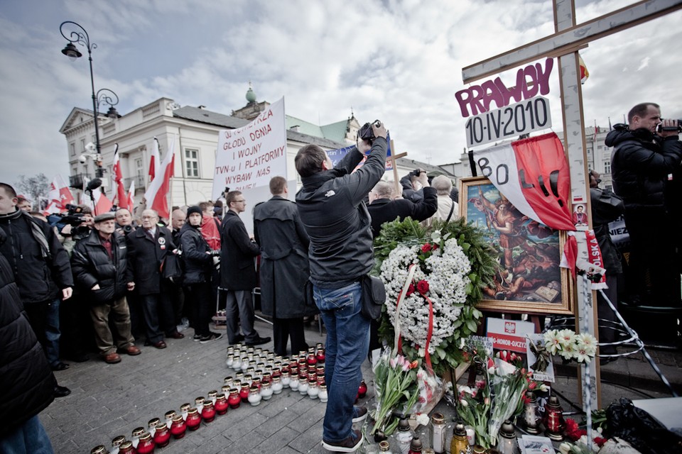 Zwolennicy PiS pod pałacem, fot. Maciej Stankiewicz