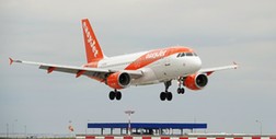 Awaryjne lądowanie samolotu easyJet: nastoletnia pasażerka zaatakowała załogę i groziła nożem