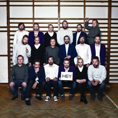 Album roku:  Rozmiar tekstu: A A A Fryderyki: Brodka kontra Peszek Czwartek, 21 lutego (12:05) Poznaliśmy nominacje do Fryderyków - nagród polskiego przemysłu muzycznego. W muzyce rozrywkowej zmniejszono liczbę kategorii do czterech. Brodka ma szansę na trzy statuetki Fryderyka Brodka ma szansę na trzy statuetki Fryderyka /AKPA  Organizatorzy Fryderyków postanowili pójść w ślady europejskiego modelu wyróżnień muzycznych (w tym najpopularniejszych brytyjskich nagród BRIT Awards) i ograniczyć liczbę kategorii, w których przyznawane są nagrody.  Zamiast dotychczasowych 39 statuetek w 39 kategoriach, w edycji 2013 przyznanych zostanie 21 Fryderyków w 13 kategoriach.    'Ta decyzja dojrzewała w nas od dłuższego czasu. Liczba fryderykowych kategorii rosła od lat kilku, będąc nie tylko w opozycji do europejskich trendów w tej dziedzinie, ale i wzmagając spory merytoryczne. Przenikanie się gatunków spowodowało, że paradoksalnie, wprowadzanie coraz bardziej specjalistycznych kategorii, utrudniało klasyfikowanie poszczególnych pozycji' - zapowiadał jeszcze pod koniec 2012 roku Piotr Metz, członek Rady Akademii Fonograficznej.  W muzyce rozrywkowej nagrody zostaną wręczane w kategorii album roku, artysta roku, utwór roku oraz debiut roku, przy czym statuetkę za album roku otrzyma zarówno wykonawca jak i producent płyty, za utwór roku natomiast wykonawca, kompozytor i autor słów.  Zaskoczeń chyba nie ma - najwięcej szans tradycyjnie mają panie, a o prymat rywalizować będą Brodka, Maria Peszek (po trzy nominacje), dowodzona przez Katarzynę Nosowską grupa Hey, Mela Koteluk, Skubas, Luxtorpeda i Voo Voo (po dwie nominacje).  Debiut roku:  Kari Amirian Maja Kleszcz Mela Koteluk Lemon Skubas  Utwór roku:  Brodka - 'Varsovie' Luxtorpeda - 'Wilki dwa' Maria Peszek - 'Ludzie Psy' Skubas - 'Linoskoczek' Voo Voo - 'Pierwszy raz'  Artysta roku:  Artur Andrus Brodka Hey Mela Koteluk Maria Peszek  Album roku:  Brodka - 'Lax' Hey - 'Do rycerzy, do szlachty, doo mieszczan'