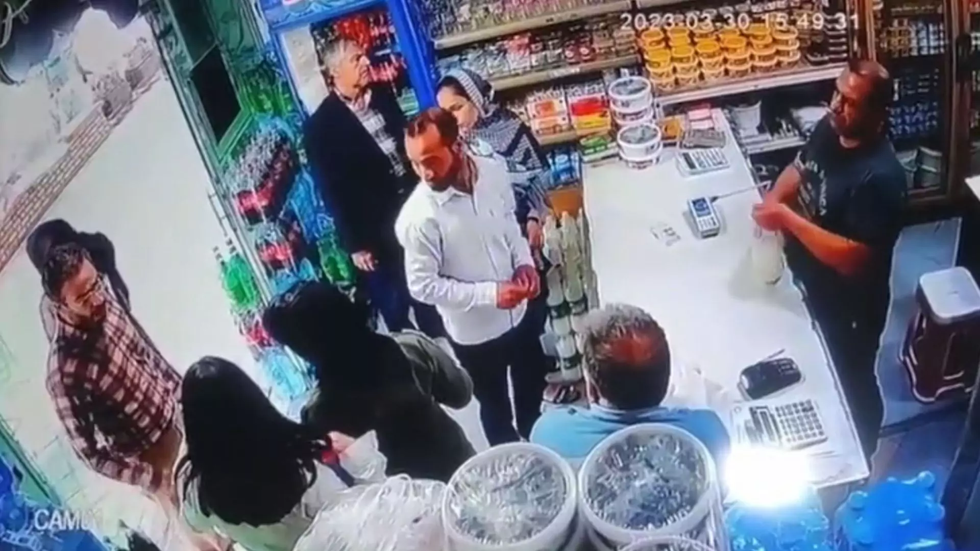 Za brak hidżabów zaatakował jogurtem dwie kobiety. Aresztowano całą trójkę
