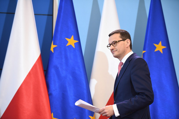 Z uczestnikami organizowanego przez kluby "Gazety Polskiej" VI Wielkiego Wyjazdu na Węgry, premier Mateusz Morawiecki spotkał się we wtorek w Kancelarii Premiera. Krótką relację wideo ze spotkania zamieściła Kancelaria Premiera.