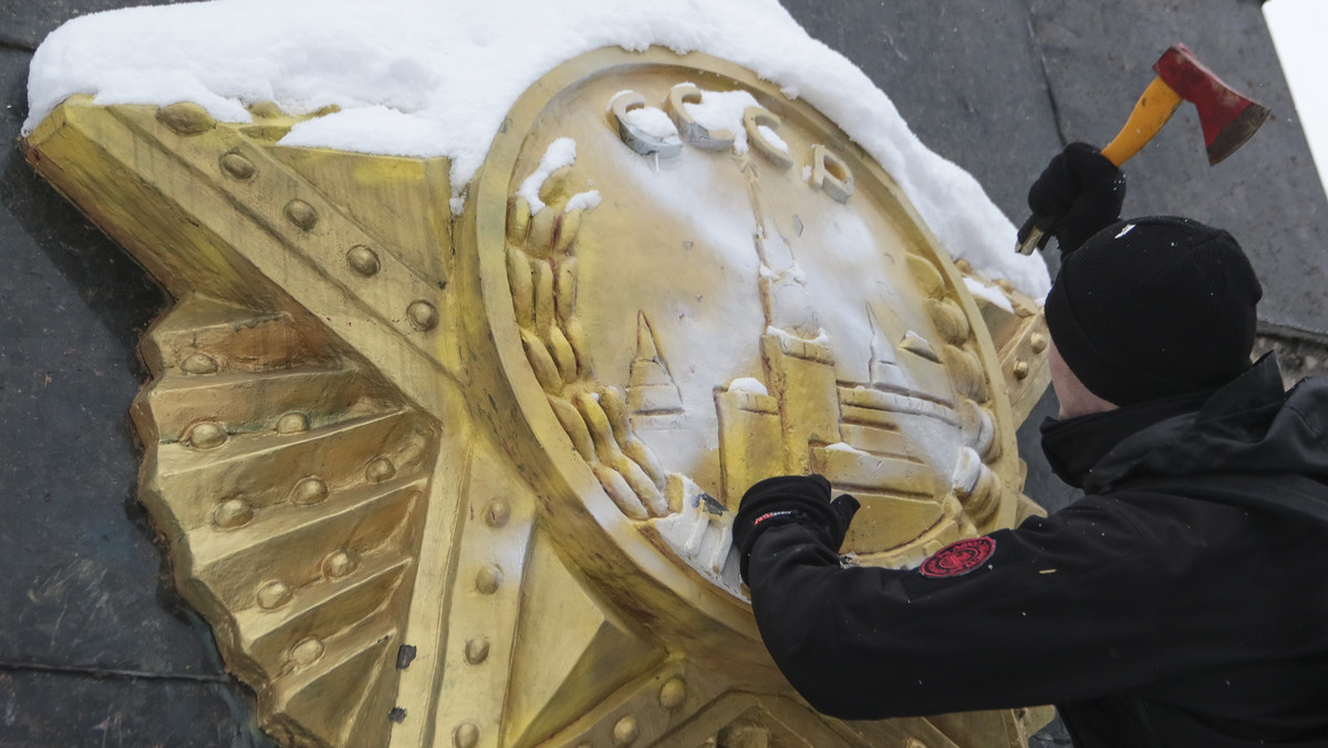 epa06528885 - UKRAINE MONUMENT VANDALISM (Ukrainian nationalists damage the Glory Monument of the Soviet Army in Ukraine)