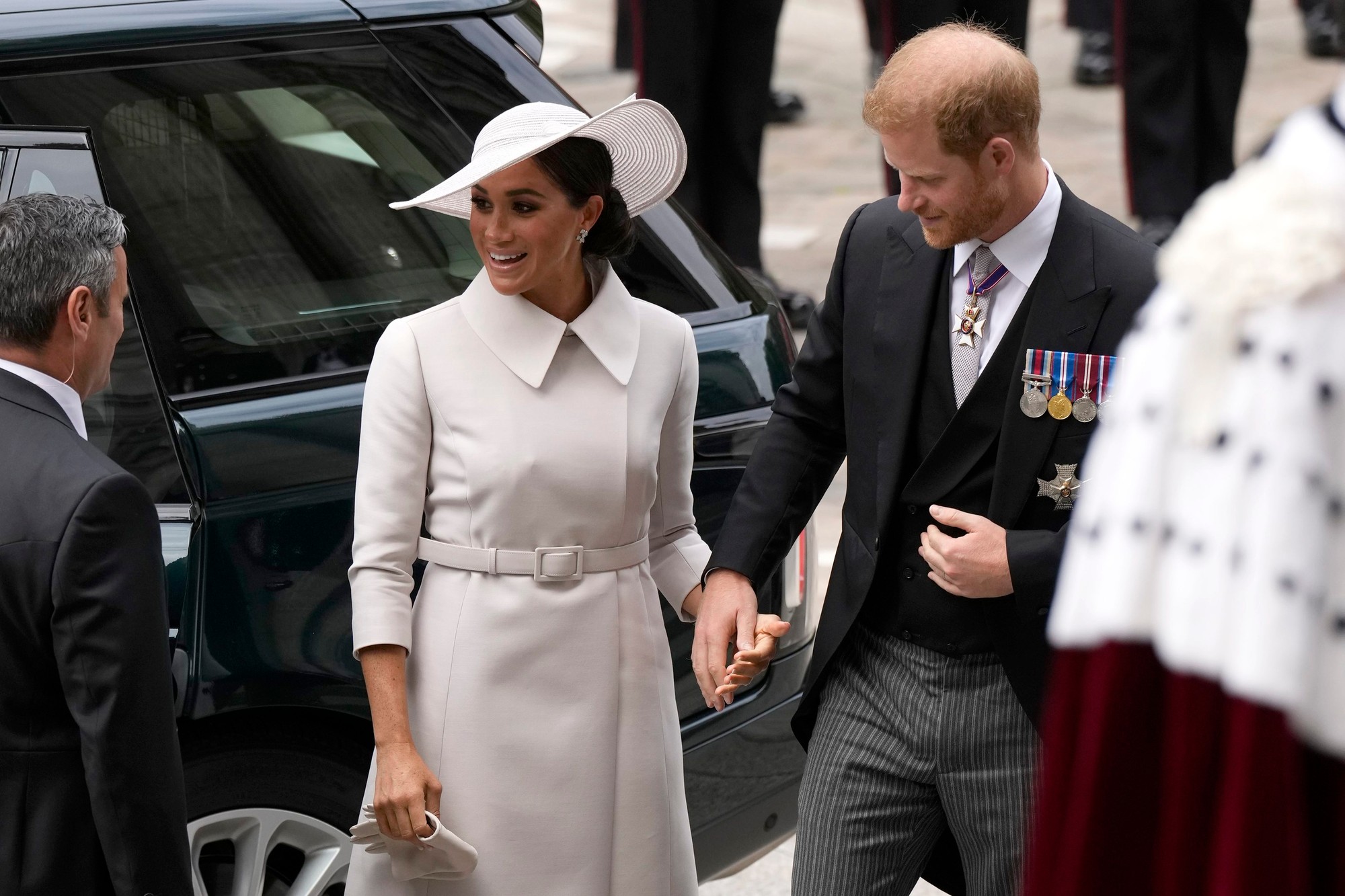 Princ Harry s manželkou Meghan pred ďakovnou bohoslužboue v londýnskej Katedrále svätého Pavla.