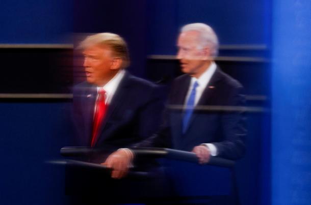 Donald Trump i Joe Biden podczas debaty w ramach kampanii prezydenckiej, Uniwersytet Belmont w Nashville, 22 października 2020 r. Zdjęcie przedstawia ich odbicie w pleksi chroniącej operatora kamery telewizyjnej przed koronawirusem