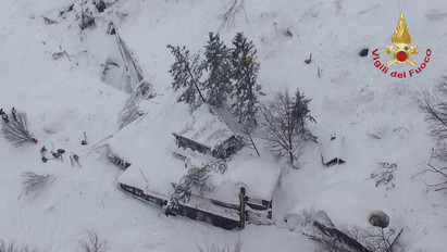 Olasz lavina - Túlélőket találtak a hó alatt