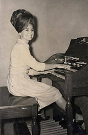 Bobbie Nelson grająca na organach