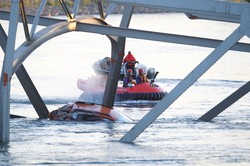 Zawalił się most na autostradzie. Samochody wpadły do wody