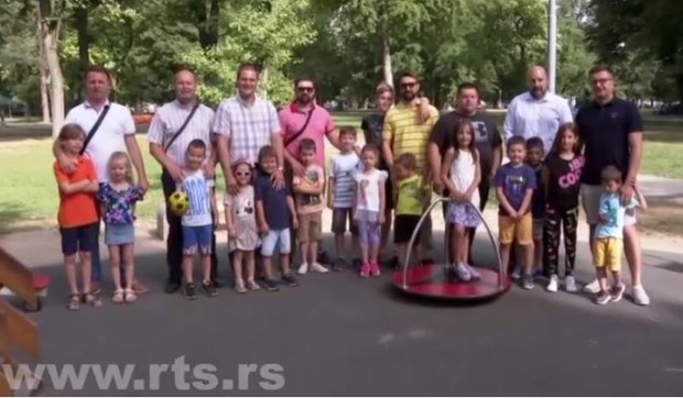 Očevi vode decu na letovanje, Banjaluka