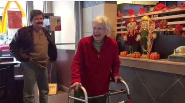 A 100 éves nénit szülinapján köszöntötték a McDonald's-ban