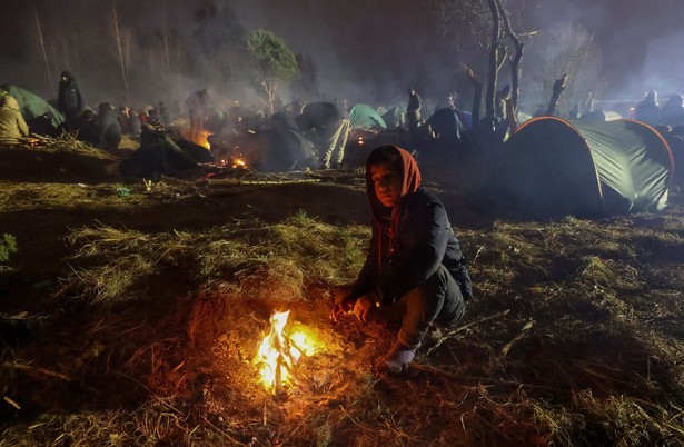 Migranci w pobliżu przejścia Kuźnica-Bruzgi