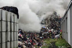 Potężny pożar składowiska tekstyliów w Kamieńcu. "Działania mogą potrwać kilka dni"