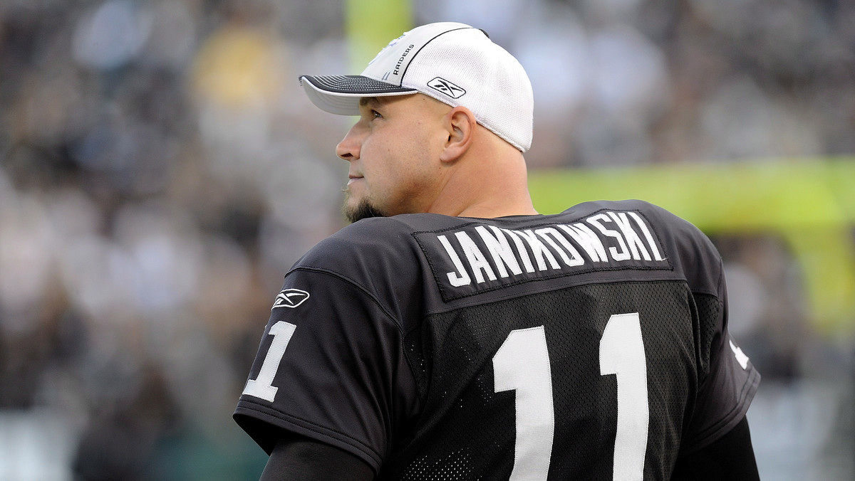 Sebastian Janikowski zdobył 11 punktów, a jego zespół Oakland Raiders pokonał na wyjeździe Denver Broncos 59:14 w meczu ligi futbolu amerykańskiego NFL. To punktowy rekord Raiders w ich 50-letniej historii.