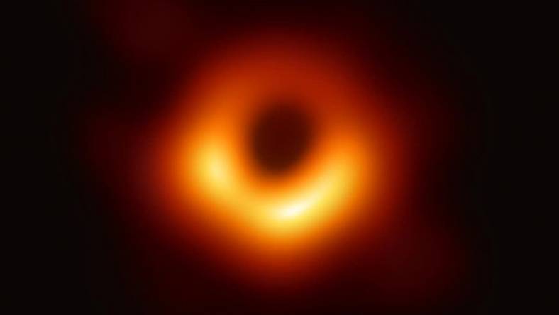  Pierwsze w historii zdjęcie czarnej dziury. Wykonano je w roku 2019.