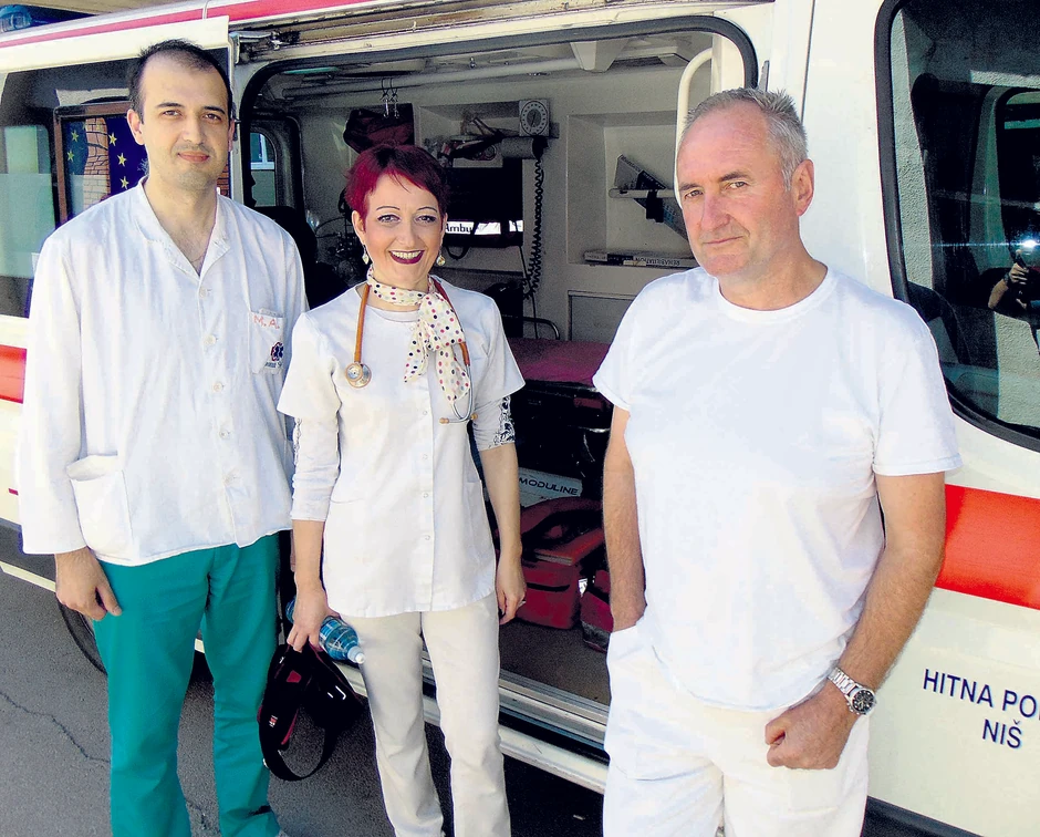 Tehničar Žarko Milenković, dr Elizabeta Jovanović i vozač Predrag Živković