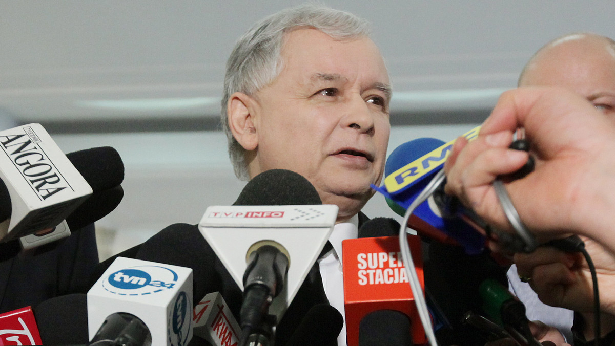 Prezes PiS Jarosław Kaczyński ocenił, że skazanie w procesie autorów stanu wojennego byłego szefa MSW Czesława Kiszczaka na karę 2 lat więzienia w zawieszeniu, to kpina ze sprawiedliwości. Jego zdaniem, wyrok ten oddaje jednak istotę III Rzeczypospolitej.