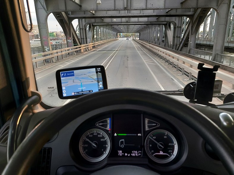 TomTom GO Expert 7. Jak prowadzi nawigacja dla ciężarówek? To sprzęt w