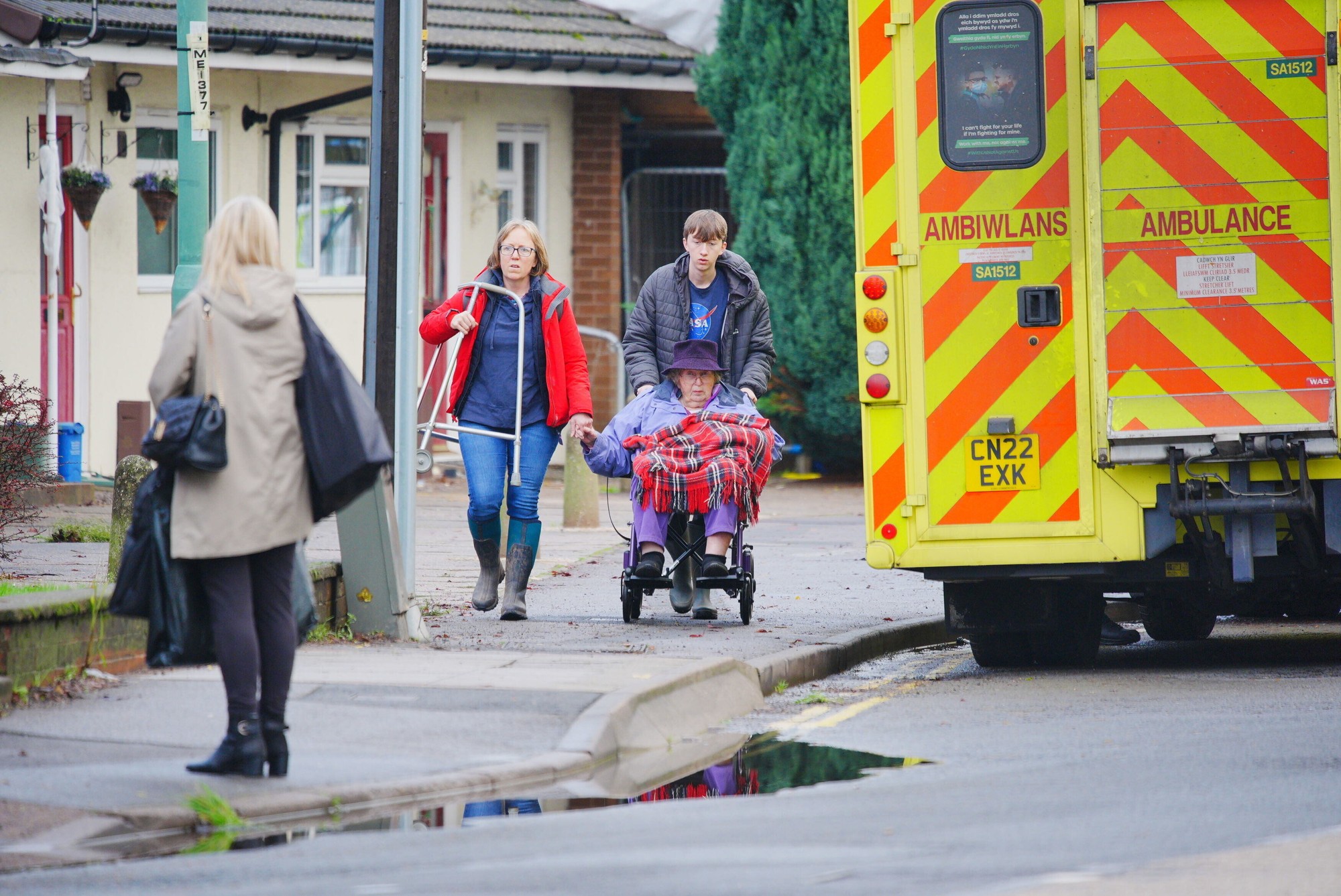 Búrka Claudia zasiahla Veľkú Britániu. 