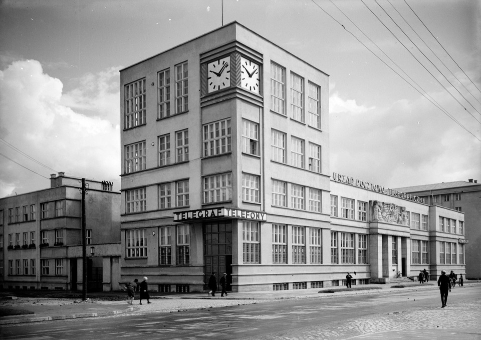 Gmach Urzędu Pocztowo-Telegraficznego przy ul. 10 Lutego 10 w Gdyni, 1929, proj. Julian Puterman-Sadłowski i Antoni Miszewski (fot. Henryk Poddębski, MMG)